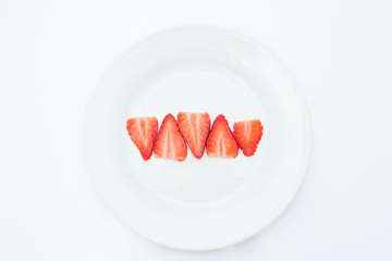 fresas cortadas en láminas sobre plato blanco