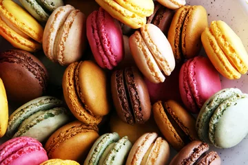 Fotobehang Zoete en kleurrijke Franse bitterkoekjes of macaron op witte achtergrond, Dessert. © beats_