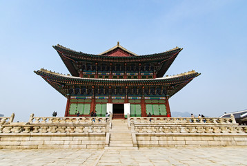 Obraz premium Gyeongbukgung palace also known as Gyeongbokgung Palace or Gyeongbok Palace, was the main royal palace of the Joseon dynasty. Located in Seoul, South Korea its a popular tourist attraction in Seoul.