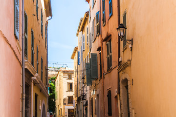 Fototapeta na wymiar Narrow street in Saint Tropez