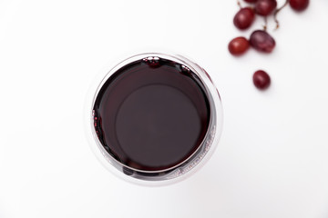 vaso de vino con uvas rojas de fondo