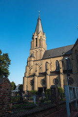 Fototapeta na wymiar Marienkirche in Gusdorf bei Grevenbroich in der Abendsonne