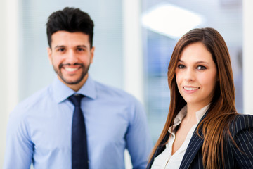 Obraz premium Couple of smiling business people