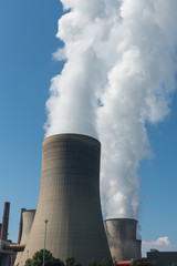 Grosses Braunkohlekraftwerk in der Natur mit aufsteigendem Wasserdampf