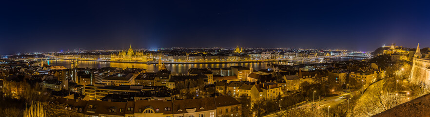 Fototapeta premium Budapest bei Nacht