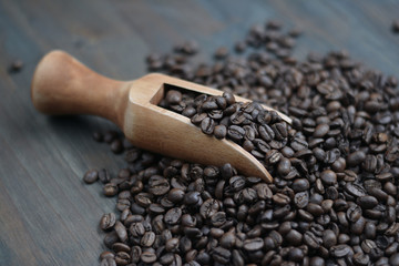 Obraz premium Coffe in a wooden spoon