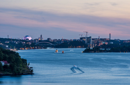 En storslagen vy &ouml;ver Stockholms inlopp sett fr&aring;n n&aring;gra utkiksplatser p&aring; V&auml;rmd&ouml; som fotats under n&aring;gra fina sommarkv&auml;llar