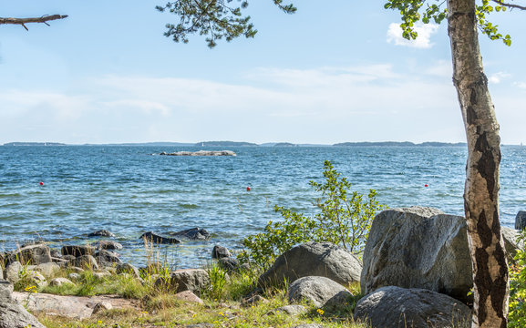 Klippor och stenar vid Torpesands havsbad ute p&aring; Ingar&ouml; utanf&ouml;r Stockholm