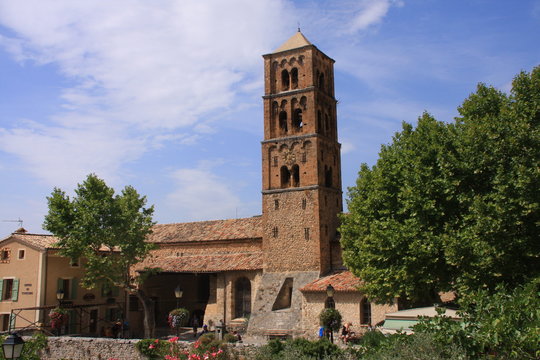 clocher de Notre Dame de l'Assomption &agrave; Moustiers Sainte Marie
