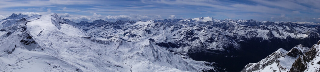 Fototapeta na wymiar Awesome panorama of Austrian mountains took from Kitzsteinhorn glacier