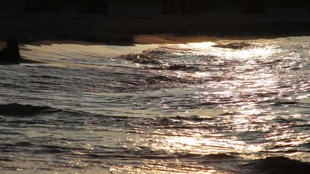 leichte Wellen und Brandung im Sonnenuntergang an der Ostsee