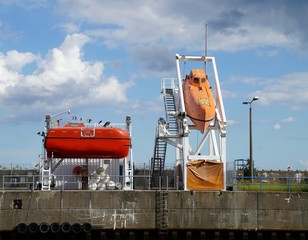 Freifall-Rettungsboot auf der Insel Rügen im Stadthafen Sassnitz
