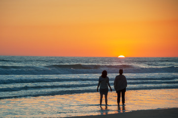 Paar genie&szlig;t den Sonnenuntergang am Atlantik in Cadiz