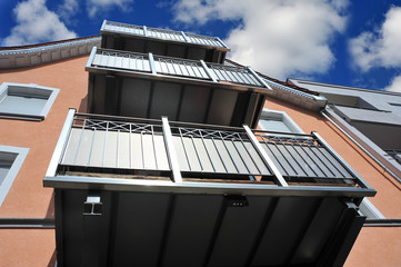 Moderne Balkone mit Edelstahl-Geländer an Neubau-Hausfront