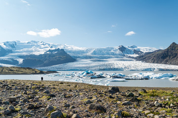 Silueta de una pareja mirando hacia la lengua glaciar Fjallsjökull en Islandia