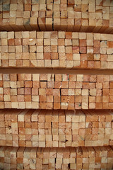 Holz Textur quadratisch im Sägewerk, Kantholz gestapelt