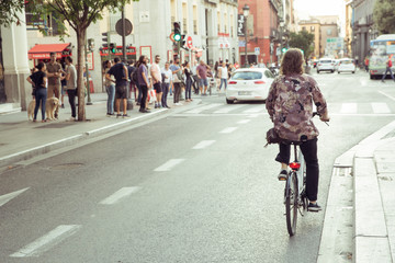 Un ciclista urbano circula tranquilo por Madrid