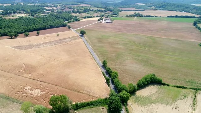 Vista aerea della campagna di Siena in Val d'Orcia in Toscana. Varie sfumature di verde.