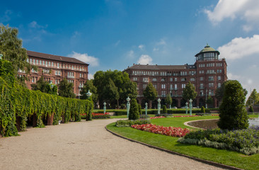 Fototapeta premium Der Park Augustaanlage um den Wasserturm in Mannheim
