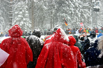Zuschauer wrten im Schneegestöber
