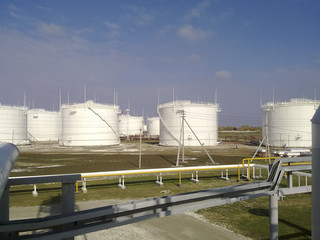 Obraz premium Tank the vertical steel. Capacities for storage of oil products