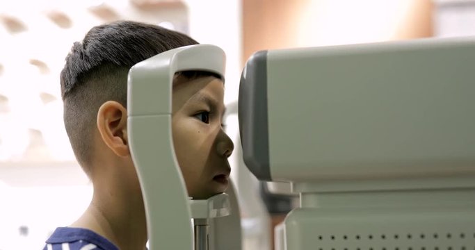 Kids undergo eye test