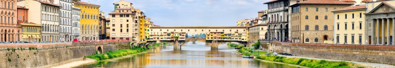 Fototapeta na wymiar The city of Florence and the Ponte Vecchio over the river Arno
