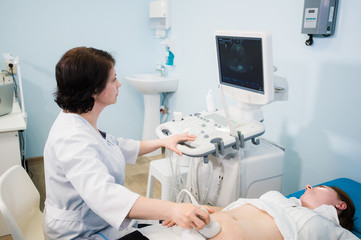 Obraz premium Pregnant woman receiving ultrasound treatment in hospital