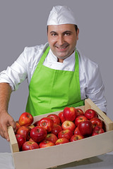 Dependiente de Frutería con caja de Manzanas rojas