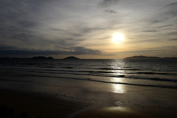 黄金色に光る海