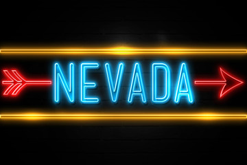 Obraz premium Nevada - fluorescent Neon Sign on brickwall Front view