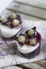 皮を向いたぶどうのゼリー