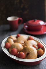 トマトが入ったベーグル