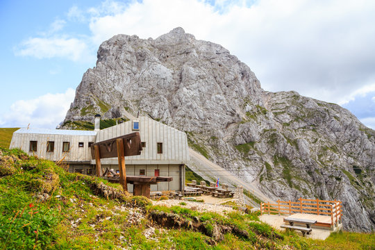 Steiner Alpen, "Kamni&scaron;ko Sedlo" mit der Bergh&uuml;tte. Im Hintergrund der Berg "Planjava". 21.08.2017. Koča na Kamni&scaron;kem sedlu, v ozadju Planjava. Kamnik-Savinja Alps, Kamnisko Sedlo, Slovenia