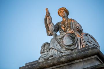 Skulpturen auf der Theodor-Heuss-Brücke in Mainz im Sonnenaufgang