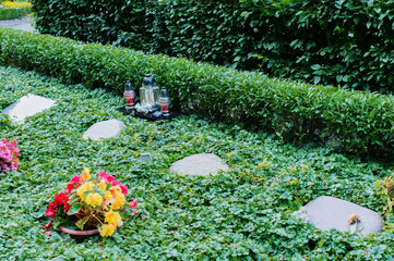 Blumen und Grab auf ein alten Friedhof