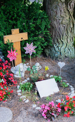 Blumen und Grab auf ein alten Friedhof