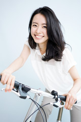 Fototapeta na wymiar 自転車に乗る女性 