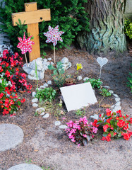 Blumen und Grab auf ein alten Friedhof