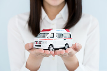 救急車 © blanche