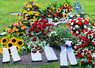 Blumen und Grab auf ein alten Friedhof