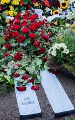 Blumen nach einer Beerdigung auf ein alten Friedhof