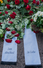 Blumen und Grab auf ein alten Friedhof