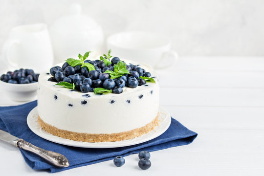 delicious no baked cheesecake with fresh blueberry