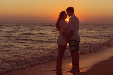Fototapeta premium Romantic couple kissing on the beach