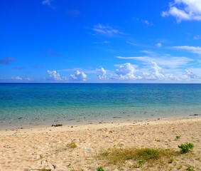 Fototapeta na wymiar 8月の夏真っ盛りの沖縄、宮古島の天然ビーチ