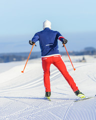 Skater trainiert auf frisch gespurter Loipe