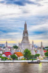 Obraz premium Bangkok, Tajlandia - 25 sierpnia 2017: Świątynia Świtu lub Wat Arun po renowacji. Znajduje się po zachodniej stronie rzeki Chao Praya