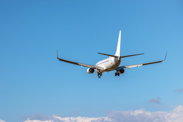青空を滑空する旅客機