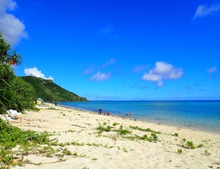 人気の宮古島、8月の天然ビーチでの撮影